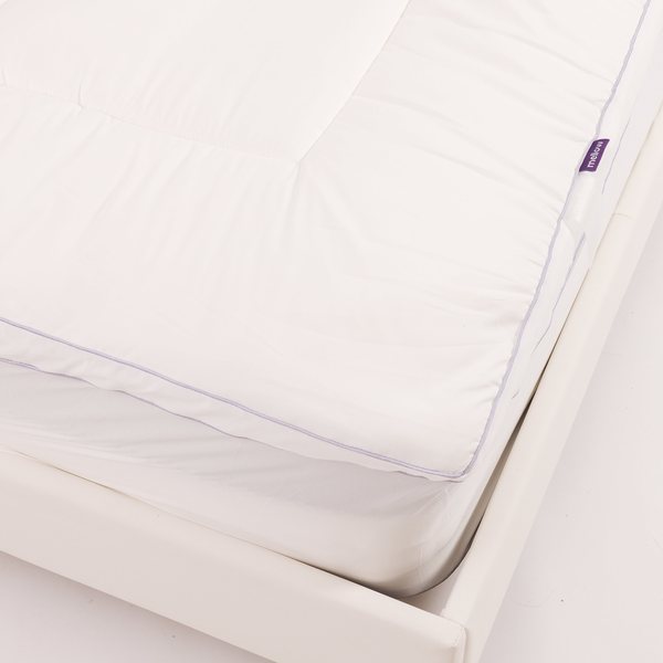 Mellow Sleep mattress topper, The Cloud Layer, fitted over a mattress corner