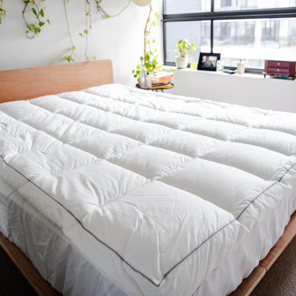 Muscle Mat mattress topper, the 4 inch pillow top, on a queen bed